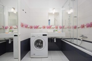 Ducha, secador de pelo y toallas