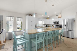 Casa, varias camas (Seaside Serenity) | Cocina privada | Horno y tostadora 