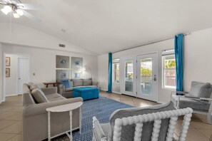 Hus - flera sängar (Seaside Serenity) | Vardagsrum