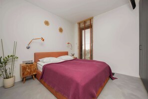 Schreibtisch, Bügeleisen/Bügelbrett, Reisekinderbett, WLAN