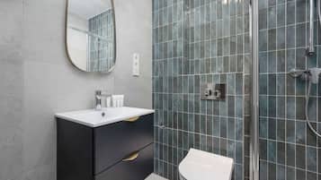 Douche, sèche-cheveux, serviettes fournies, shampoing