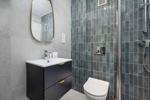 Douche, séchoir à cheveux, serviettes fournies, shampooing