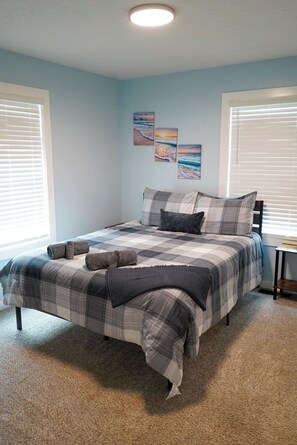 2 bedrooms, WiFi, bed sheets - 2nd Floor Lakeview 2-Bedroom Condo in Geneva U3 (Geneva)