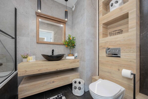 Dusche, Haartrockner, Handtücher, Shampoo