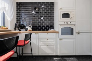 Een koelkast, een magnetron, een oven, een kookplaat