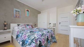 1 bedroom, desk, iron/ironing board, WiFi