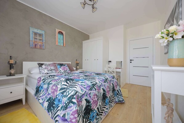 1 slaapkamer, een bureau, een strijkplank/strijkijzer, wifi