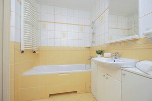 Dusche, Haartrockner, Handtücher, Seife