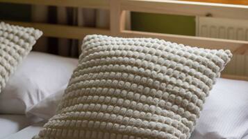 1 habitación, escritorio, tabla de planchar con plancha y wifi