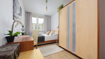 2 bedrooms, desk, iron/ironing board, WiFi