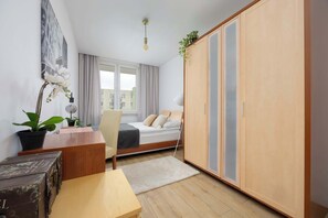 2 bedrooms, desk, iron/ironing board, WiFi