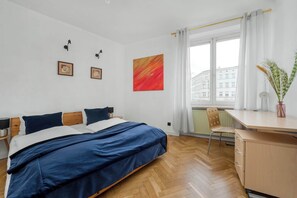 Une chambre à coucher avec un lit, un bureau et une fenêtre.