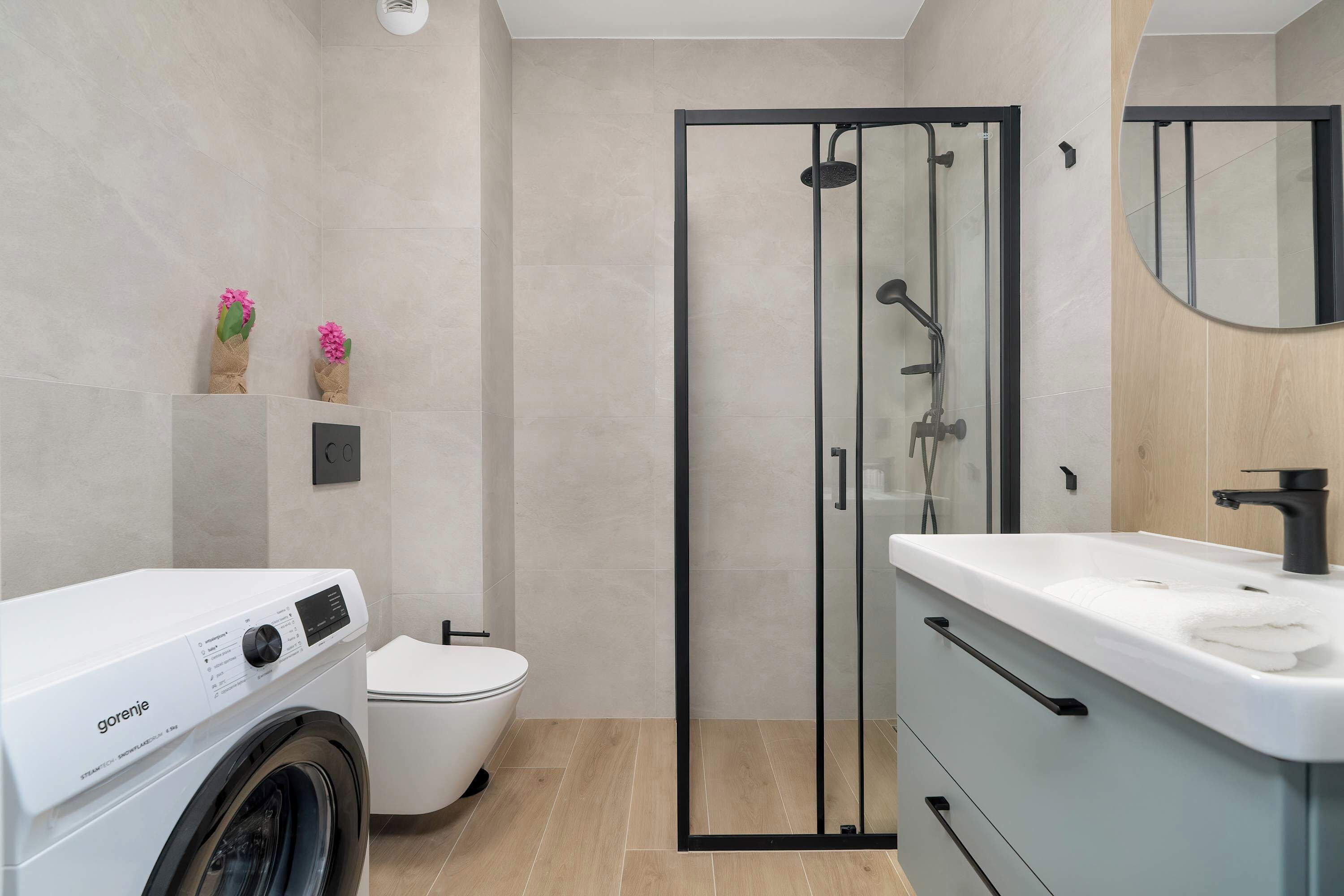 Shower, towels, shampoo