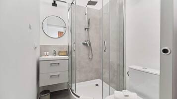 Regadera, secadora de cabello, toallas