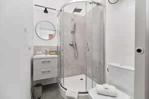 Shower, hair dryer, towels, shampoo