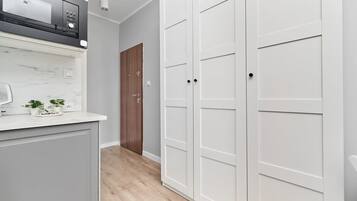 Refrigerador, microondas, parrilla de estufa y utensilios de cocina