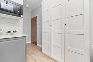 Fridge, microwave, stovetop, cookware/dishes/utensils