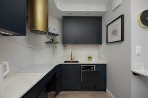 Fridge, oven, stovetop, dishwasher