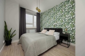 2 عدّة غرف نوم ومكتب ومكواة/لوح كي وسرير سفر