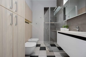 Dusche, Haartrockner, Handtücher, Shampoo