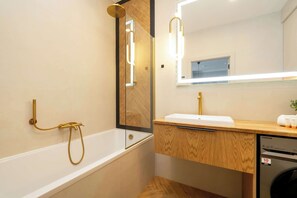 Douche, sĂšche-cheveux, serviettes fournies, shampoing