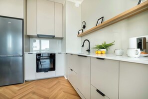 Fridge, oven, stovetop, dishwasher