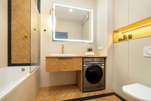Douche, séchoir à cheveux, serviettes fournies, shampooing