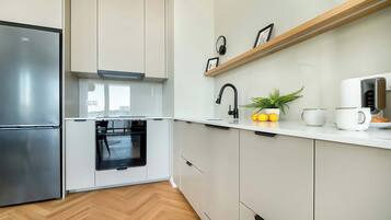 Fridge, oven, stovetop, dishwasher