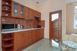 Kühlschrank, Mikrowelle, Herdplatte, Wasserkocher mit Kaffee-/Teezubehör