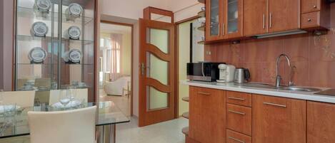 Geladeira, micro-ondas, cooktop, cafeteira/chaleira