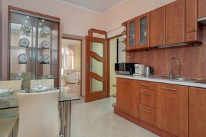 Een koelkast, een microgolfoven, een kookplaat