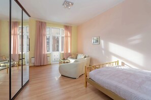 Iron/ironing board, WiFi, bed sheets