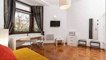 Iron/ironing board, WiFi, bed sheets