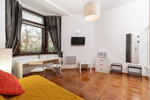 Planxa i posts de planxar, wifi i roba de llit