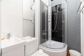 Shower, hair dryer, towels, shampoo