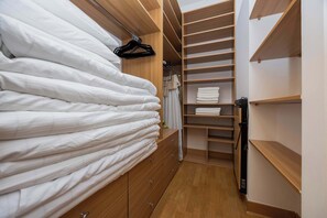 2 bedrooms, desk, iron/ironing board, WiFi