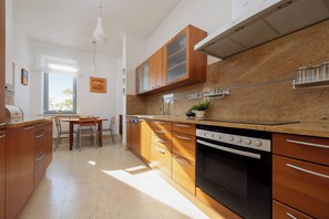 Fridge, oven, stovetop, dishwasher