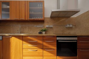 Fridge, oven, stovetop, dishwasher
