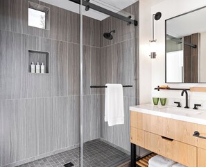 Designertoalettartikler, hårføner, badekåper og tøfler