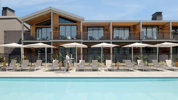 2 utomhuspooler, öppet 07.00 till 22.00, gratis cabanor och parasoller