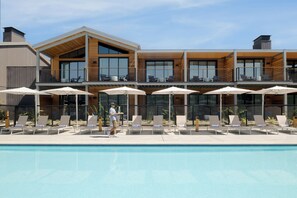 2 utomhuspooler, öppet 07.00 till 22.00, gratis cabanor och parasoller