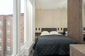 1 chambre, bureau, fer et planche à repasser, lit parapluie