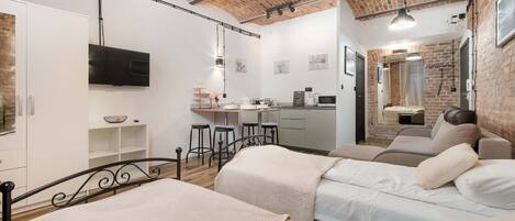 Een strijkplank/strijkijzer, reisbedje, wifi, beddengoed