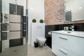 Shower, hair dryer, towels, shampoo - Modern Studio | In the Strict Centre of Poznań (Poznań)
