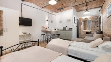 Tabla de planchar con plancha, cuna de viaje, wifi y ropa de cama