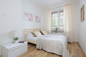 Iron/ironing board, travel crib, WiFi, bed sheets
