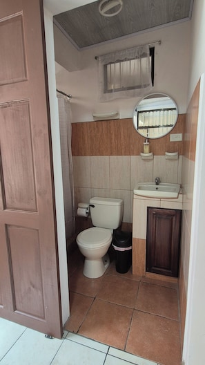 Standard-Doppel- oder -Zweibettzimmer | Badezimmer | Dusche, Handtücher, Seife, Shampoo
