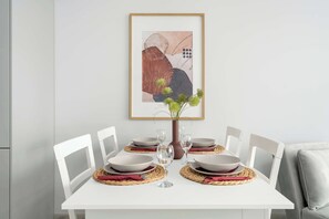 Dining - Elegant Apartment with Balcony | Private Parking (Poznań)