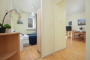 1 dormitorio, tabla de planchar con plancha, wifi y ropa de cama
