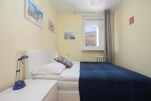 1 dormitorio, tabla de planchar con plancha, wifi y ropa de cama